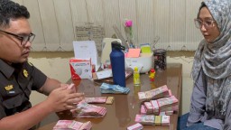 Kejari Terima Uang Peganti Rp. 244 Juta Dari Terpidana Kasus Tindak Pidana Korupsi Dana Simpanan Nasabah Plat Merah