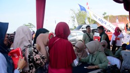 Warga Serbu Tenda  Gerakan Pangan Murah di Festival Pesona Jatigede