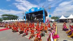 Tarian Jaipong Ronggeng Sadunya Sambut Pilot Paralayang