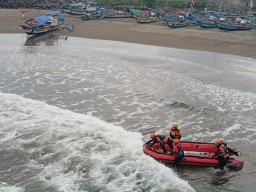 Wisawatan Asal Jakarta Terseret Ombak, Tim SAR Fokus Pencarian