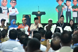 Presiden Prabowo Serahkan Kunci Rumah Subsidi ke 10 MBR dari Berbagai Profesi