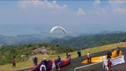 120 Atlet Paralayang Terbang Hiasi Langit Sumedang 2025