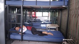 Mensos Saifullah Yusuf Mencoba Tidur di Asrama Tempat Siswa Istirahat