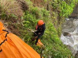 Tim SAR Gabungan Temukan Korban Yang Terseret Perairan Pantai Pengrerekan