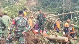 TNI Kerahkan Ratusan Personil ke Titik Longsor Sukarame