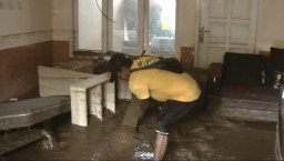 Pasca Banjir Bandang, Warga Mulai Bersihkan Material Lumpur