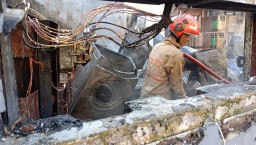 Diduga Korsleting Listrik, Gudang Penyimpanan Barang Elektronik Hangus Terbakar