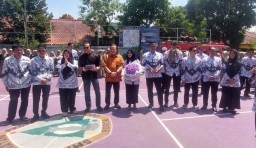 Siswa Beri Kejutan, Hari Guru di SMK Kesehatan Prof. Dr. Moestopo Penuh Haru dan Kebanggaan