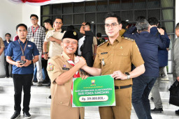 Sumedang Serahkan Bantuan 315 Juta Untuk Korban Bencana Sumatra