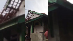 Hujan Deras Disertai Angin Kencang, Merusak Puluhan Atap Rumah Warga di Sumedang