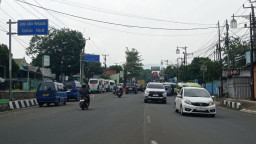 Arus Lalu lintas Jelang Libur Nataru di Bundaran Tugu Lampu Gentur Cianjur Mulai Ramai