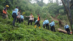 Mencegah Longsor Susulan, Polres Sumedang Menanam Pohon di Titik-titik Rawan Longsor
