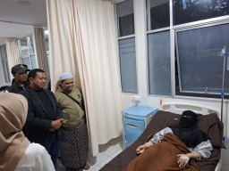 Bupati Dony Tanggung Seluruh Biaya Pengobatan Santri Korban Keracunan di Cimanggung