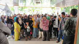 Ratusan Petani Dari Dua Desa Melakukan Aksi Demontrasi Ke DPRD Sumedang