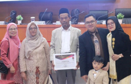 Dari Petani Sayur ke Doktor UPI: Kisah Haru Asep Maosul yang Bikin Air Mata Menetes