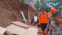 Tujuh Pekerja Bangunan Jadi Korban Longsor di Cisempur, Empat Masih Tertimbun