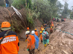 Basarnas Serahkan 94 Bodypack ke Tim DVI di Hari ke-13 Operasi SAR Longsor Bandung