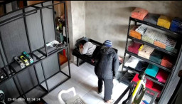 iPhone 17 Pro Max Dicuri Saat Pemilik Tertidur, Pelaku Serahkan Ponsel ke Penjual Bensin Eceran Setelah Video CCTV Viral