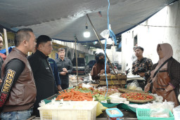 Jelang Ramadan, Bupati Garut Pantau Stok dan Harga Bapokting di Pasar Guntur