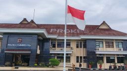 Polres Sumedang Kibarkan Bendera Setengah Tiang Hormati Alm. Try Sutrisno