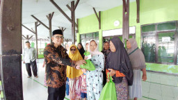 MTS Negeri 5 Sumedang Salurkan Zakat Fitrah, Libatkan 104 Penerima