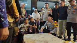 Viral Anak Kecil Kakak-Adik Yang Memulung Botol Bekas di Cakung Diantar Polisi ke Sumedang, disambut Isak Tangis