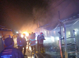 Kebakaran Ruko Kelontong di Sumedang: Pemilik Luka Bakar 90%, Diduga Rokok Jadi Pemicu Saat Tuang Pertamax