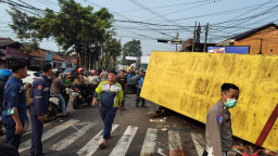 Tragedi di Lampu Merah Bojong, Mobil Box Terguling, 2 Pengendara Motor Tewas Tergencet