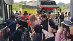 Arus Balik Lebaran 2026 Ramai di Terminal Ciakar Sumedang, Penumpang Banjiri Tujuan Jakarta