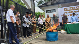 Bupati Dony Musnahkan Barang Bukti Narkoba dan Senjata Tajam di Kejari Sumedang