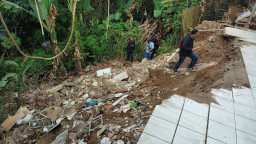 Dua Lansia Kakak Beradik Terluka, Dapur Rumah Ambruk Akibat Hujan Deras di Sumedang