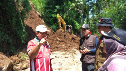 Bupati Dony Tinjau Langsung Lokasi Longsor di Margalaksana, Jalan Tertutup Total