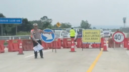 Retakan Aspal di Tol Cisumdawu Km 207+300 Akibat Pergerakan Tanah, Polisi Lakukan Contra Flow