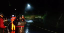 Longsor Tutup Total Jalan Nasional Bandung–Cirebon di Cadas Pangeran Sumedang