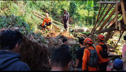 Basarnas Bandung Evakuasi Korban Longsor di Sumedang Selatan, Satu Orang Masih Tertimbun.