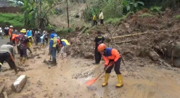Jalan Sumedang-Subang Terputus Longsor di Rancakalong, Arus Lalu Lintas Lumpuh Total