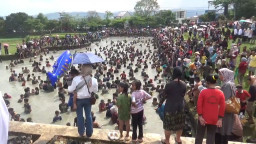 Ribuan Warga Sumedang Serbu Kolam Masjid Al Kamil, Ikuti Ngagogo Lauk Rayakan HJS ke-448