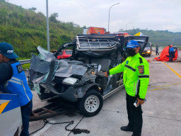 Kecelakaan Maut di Tol Cisumdawu, Penumpang Grand Max Tewas Tabrak Truk
