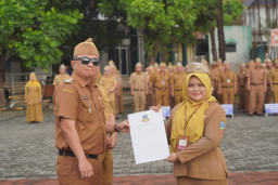 Bupati Garut Ingatkan ASN Soal Integritas Saat Serahkan SK Kenaikan Pangkat dan Pensiun