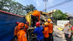 Tim Rescue Kantor SAR Bandung Evakuasi Korban Kecelakaan Truk di Cicalengka, 2 Tewas