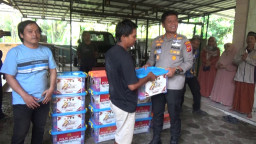 Kapolres Cianjur Bagikan Bantuan Listrik dan Sembako Sambut Hari Bhayangkara