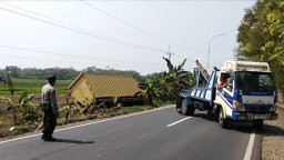 Kecelakaan Truk Puso Pengangkut Barang Terperosok ke Sawah Warga