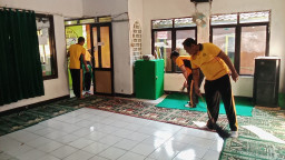 Sambut HUT Bhayangkara ke-80, Polsek Ciranjang Gelar Aksi Bakti Religi di Masjid Al-Hidayah