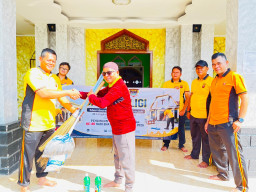HUT Bhayangkara ke-80 , Personel Polsek Bojongpicung Gelar Bakti Religi Bersihkan Masjid Jami Al-Hidayah
