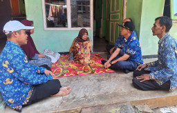 Camat Mande Turun Langsung Kunjungi Lansia lewat Program TURBA