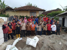 Dinsos Garut Kerahkan Pilar Sosial Rehabilitasi Rumah Warga di Cilawu
