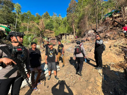 Ditreskrimsus Polda Gorontalo Pasang Police Line di Lokasi Dugaan PETI di Bone Bolango