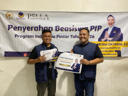 Lola Nelria Oktavia Salurkan Beasiswa PIP bagi Pelajar di Dapil Jabar XI 