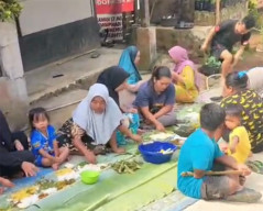 Hangat dan Penuh Haru, Satgas TMMD dan Warga Cianjur Gelar Liwetan di Atas Jalan Beton Baru