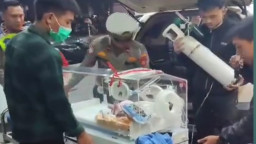 Anggota Satlantas Polres Sumedang Sigap Evakuasi Bayi Prematur Saat Mobil Ambulans Pecah Ban